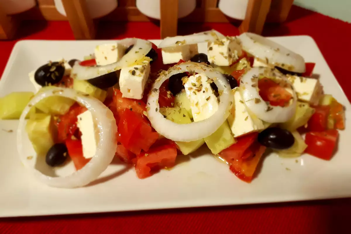 Griechischer Salat Mit Feta Und Oliven Rezept BonApeti De