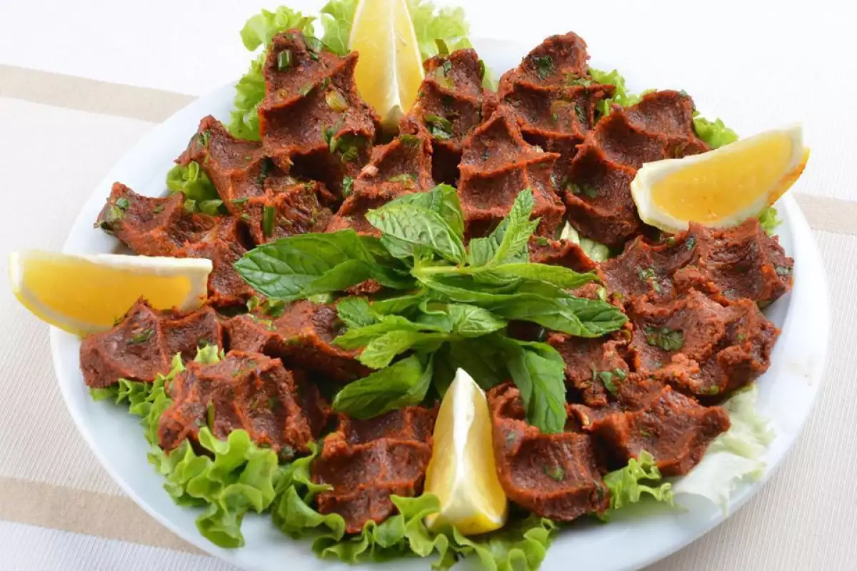 Vegane Çiğ Köfte - Scharfe Bulgur Frikadellen - Rezept | BonApeti.de
