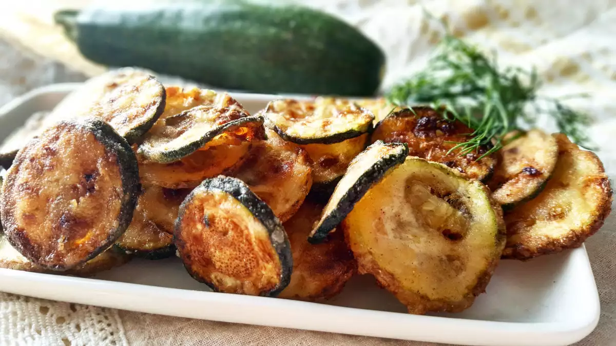 Gebratene Zucchinichips - Rezept | BonApeti.de