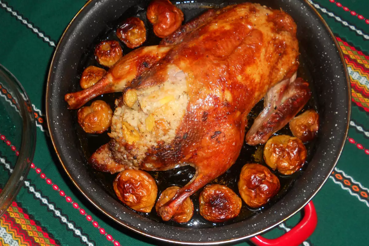 Gefüllte Ente mit Reis und Äpfeln - Rezept | BonApeti.de