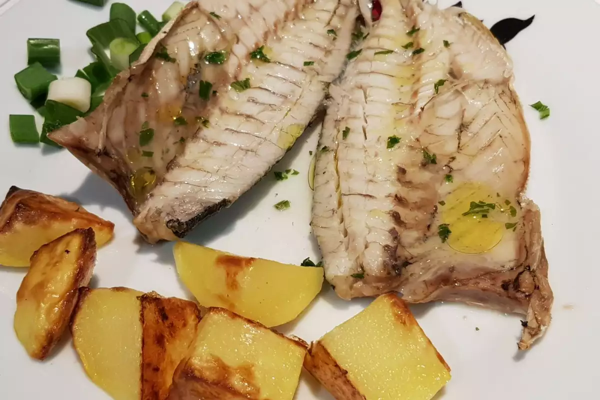 Seehecht mit Lauchzwiebeln - 3 Rezepte | Bonapeti.de