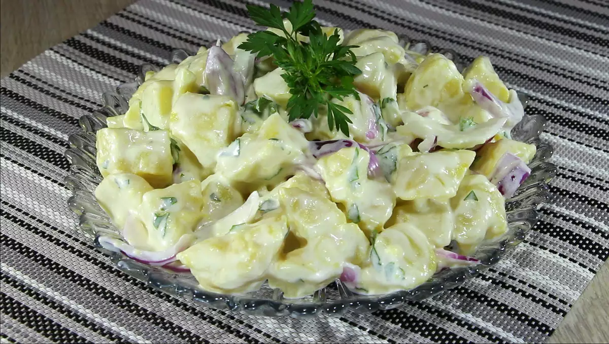 Kartoffelsalat mit Joghurt - Rezept | BonApeti.de