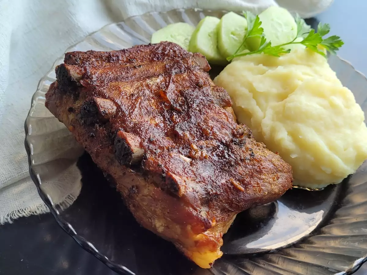Appetitliche Rippchen mit Barbecue Sauce im Ofen - Rezept | BonApeti.de