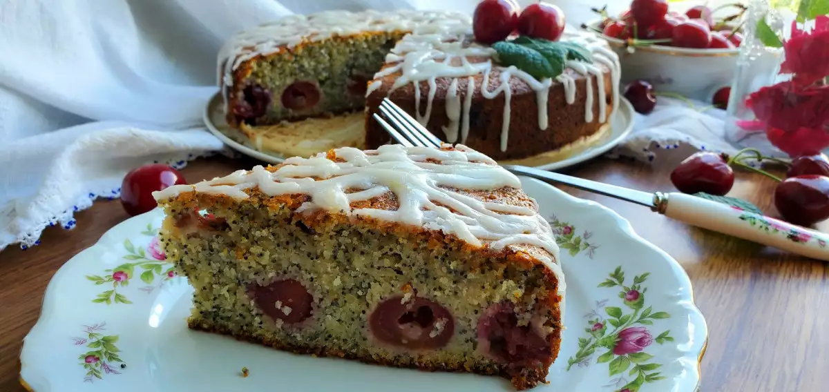 Kuchen mit Kirschen und Mohnsamen - Rezept | BonApeti.de