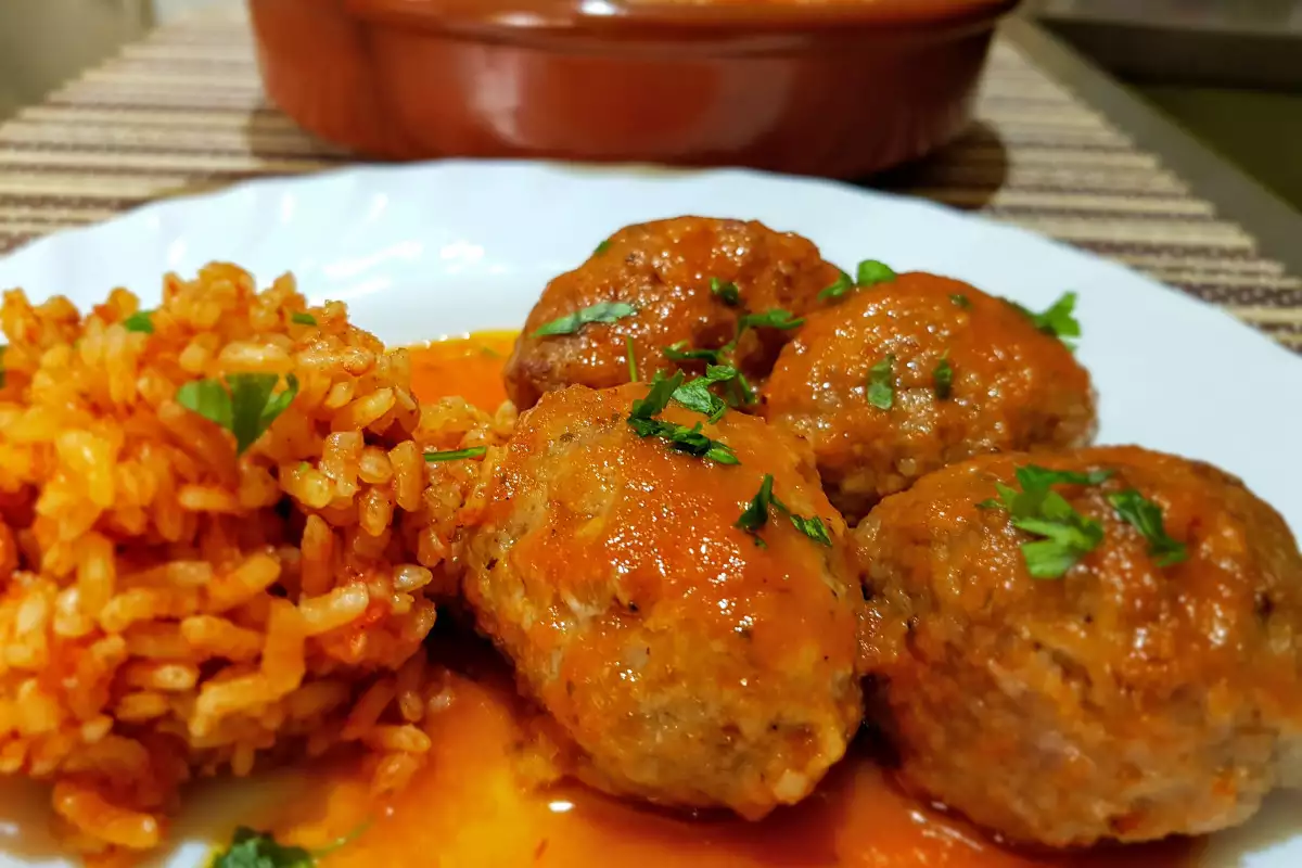 Soutzoukakia - Griechische Frikadellen in Soße - Rezept | Bonapeti.de