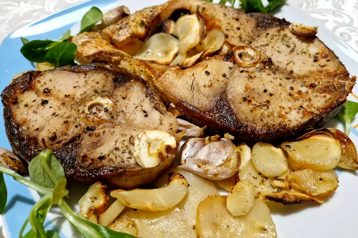 Silberkarpfenkoteletts mit Knoblauch und Pastinaken im Ofen - Rezept ...