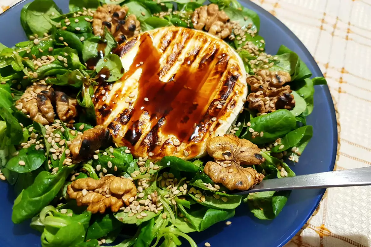 Feldsalat mit gebratenem Camembert - Rezept | Bonapeti.de