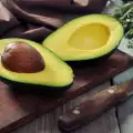 Wie lagere ich ganze und geschnittene Avocados?