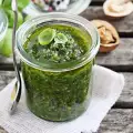 Welche Gewürze werden für Pesto verwendet?