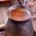Wie brüht man türkischen Kaffee auf?