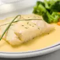 Wie bereitet man gedämpften Fisch zu?