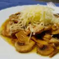 Pilze in der Pfanne mit Knoblauch und Käse