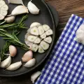 Wie kann man Knoblauch schnell schälen?