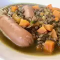 Deutsche Linsensuppe mit Würstchen