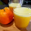 Natürlicher Saft von Mandarinen und Orangen