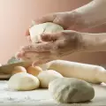 Wie verhindert man, dass Teig klebt?