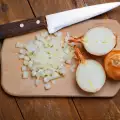 Wie kann man Zwiebeln leichter schälen?