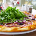 Bei welcher Temperatur wird Pizza gebacken?