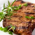 Wie werden Steaks gewürzt und mariniert?