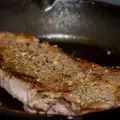 Wie werden Steaks beim Braten versiegelt?