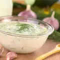 Wie macht man Knoblauchsoße?