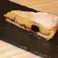 Obsttarte mit Konditorcreme und Sauerkirschen