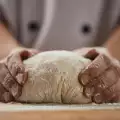 Was passiert, wenn man den Teig auf den Tisch schlägt?