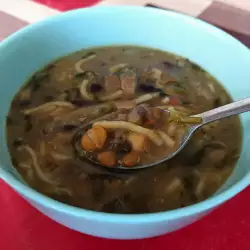 Arabische Suppe Ash Reshteh mit Kichererbsen und Spinat