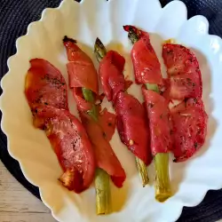 Gebackener grüner Spargel mit Paprika und Tomaten