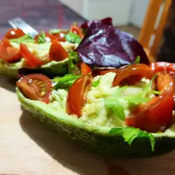 Spezialsalat mit Avocado und Cherrytomaten