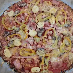 Pizza mit Pilzen und Paprika