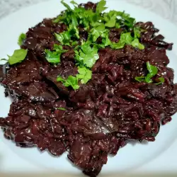 Risotto aus schwarzem Reis und Pilzen