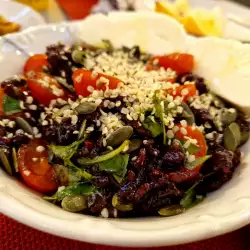 Italienischer Salat mit Basilikum