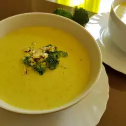Brokkolisuppe mit Gorgonzola und Sahne