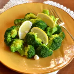 Gedünsteter Brokkoli mit Butter und Knoblauch