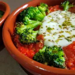 Brokkoli mit Tomatensoße und Mozzarella