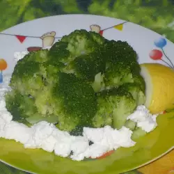 Gedämpfter Brokkoli mit Zitrone und Butter
