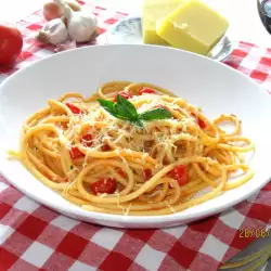 Bucatini mit Tomatensoße, Cherrytomaten und Parmesan