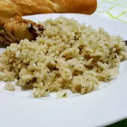 Hähnchenschenkel mit weißem Reis im Ofen