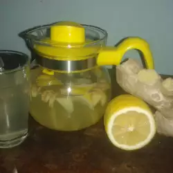 Tee aus frischem Ingwer und Zitrone