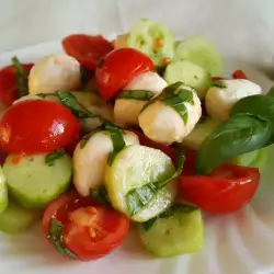 Salat mit Cherrytomaten und Mozzarella
