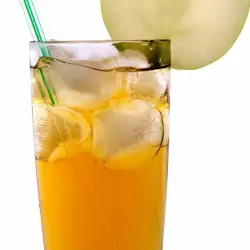 Cocktail mit Orangensaft und Gin