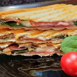 Club Sandwich mit Tomaten
