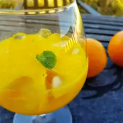 Eiskalter Orangencocktail mit Cointreau