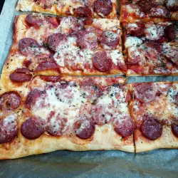 Pizza mit Tomatenmark