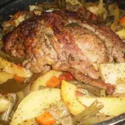 Schweinshaxe mit Kartoffeln und grünen Bohnen