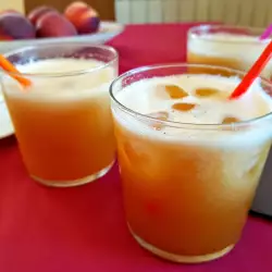 Cocktail mit Pfirsichen