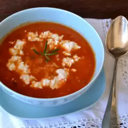 Tomatensuppe mit Reis und Weißkäse