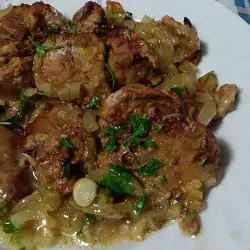 Hühnerleber im Ofen mit Zwiebeln und frischem Knoblauch