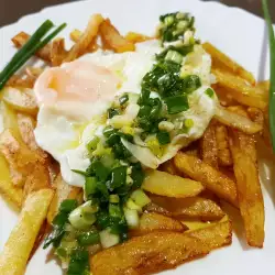 Frittierte Kartoffeln mit Eier und Lauchzwiebeln